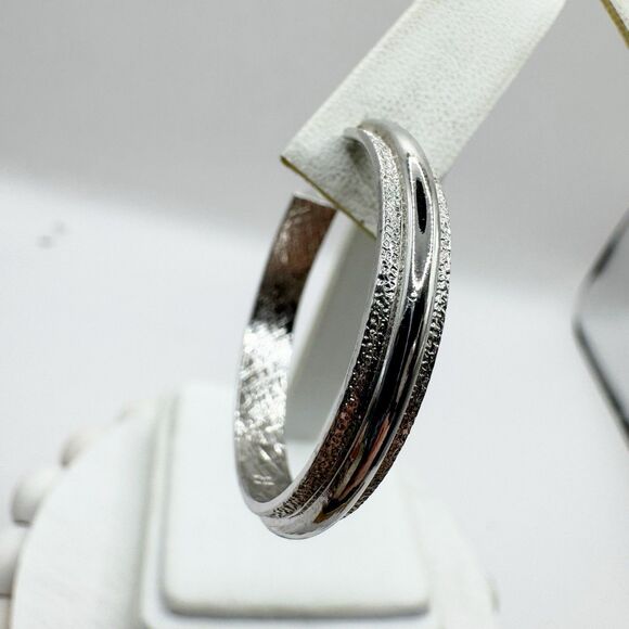 Sarah Coventry Vintage Silver Tone Textured Hoops Hoop Earrings - Picture 4 of 10